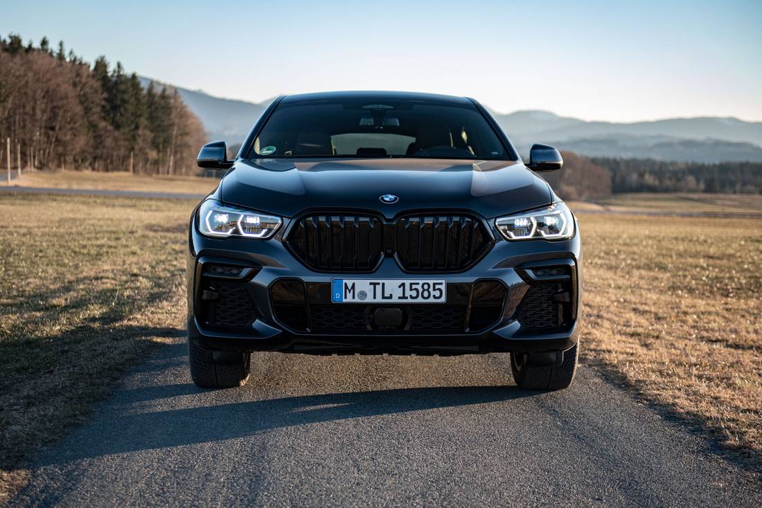  Large LED headlights, even larger kidneys: The BMW X6 G06 is an imposing sight.