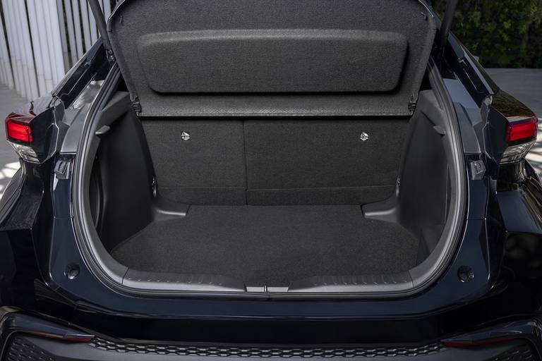  Der Kofferraum des Toyota C-HR fällt mit 422 Liter durchschnittlich aus. Wird der Plug-in Hybrid bestellt, knappst die Batterie im Hinterwagen allerdings 100 Liter ab.