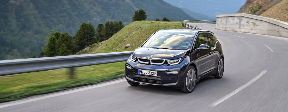 Detail von BMW i3 Elektroauto Armaturenbrett und Rad. Der BMW i3 ist ein  fünftüriger Elektro-Stadtwagen des deutschen Herstellers BMW  Stockfotografie - Alamy