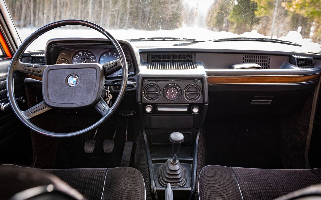 bmw-5er-e12-interior