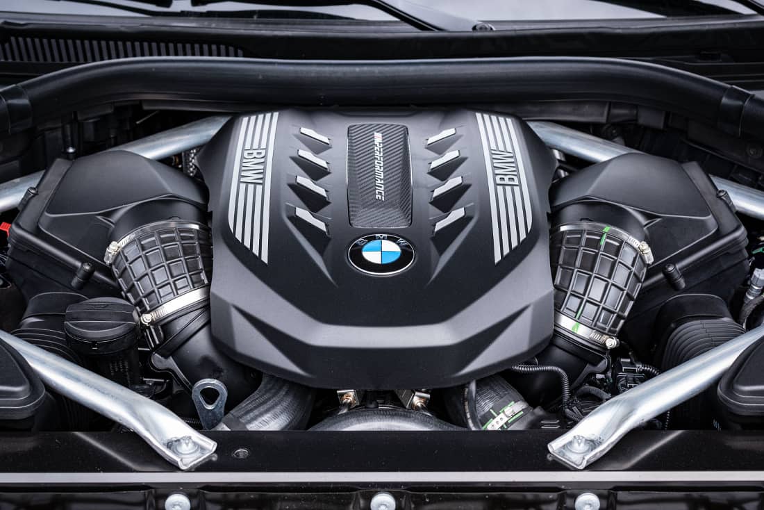 BMW-X7-M50i-xDrive-2020-Engine2