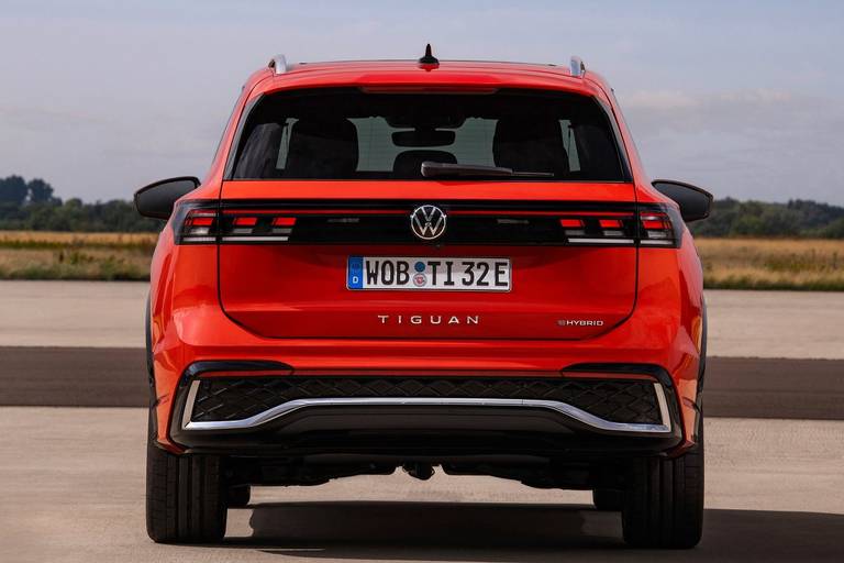  Optisch rückt die VW-Familie wieder ein ganzes Stück näher zusammen. Der Tiguan erinnert an eine Kreuzung aus Touareg und ID.4, behält sich aber dennoch seine Eigenständigkeit.