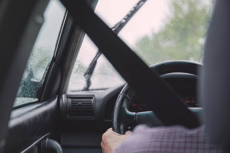  Ein Fahrverbot ist ein Führerscheinentzug auf Zeit, bei dem die Fahrerlaubnis amtlich verwahrt wird. Der Entzug kann von einem bis zu sechs Monate reichen.