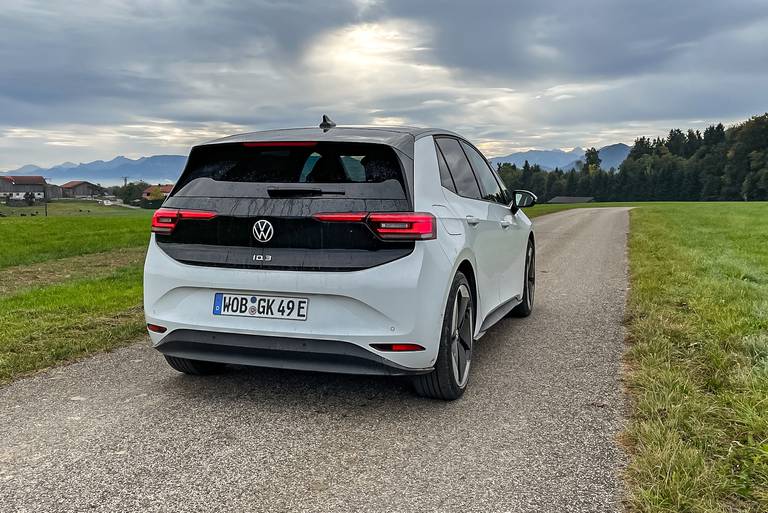  Bei der Ladeleistung ist der ID.3 mittlerweile nur noch Mittelmaß. Zwar verspricht man für das 58 kWh-Akkupack bis zu 135 kW am DC-Lader, in echt sind es aber eher zwischen 70 und 98 kW.