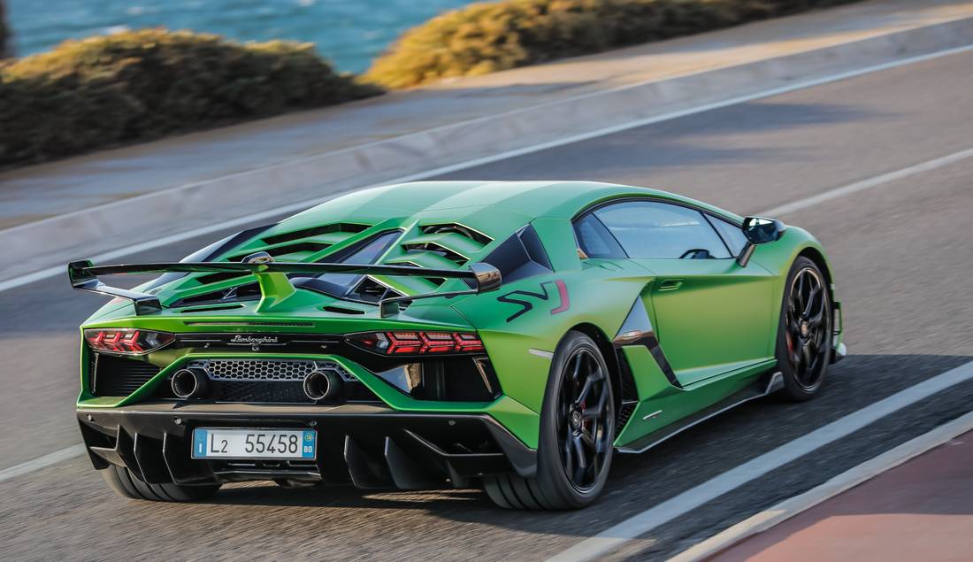 lamborghini-aventador-svj-back