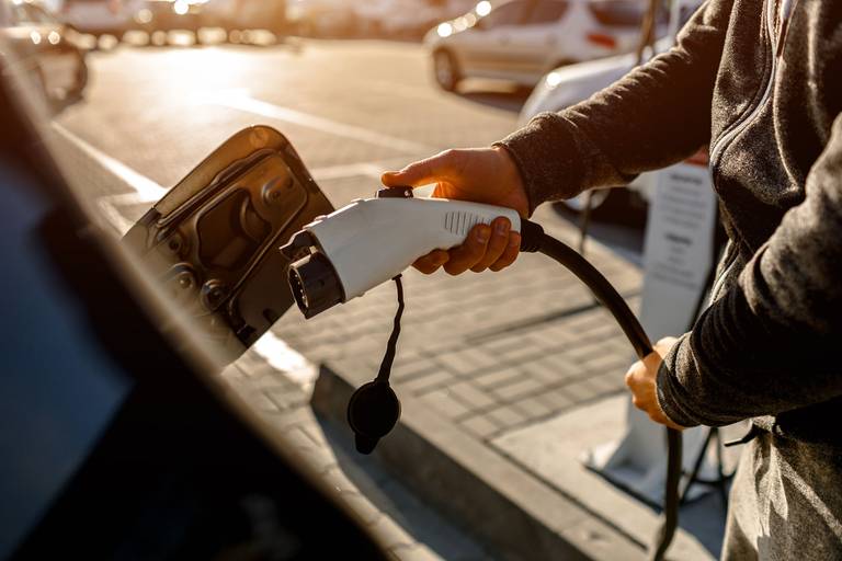  Elektroautos verzeichnen einen deutlichen Nachfrageschub. Dabei steigen auch die Stromkosten weiter an.