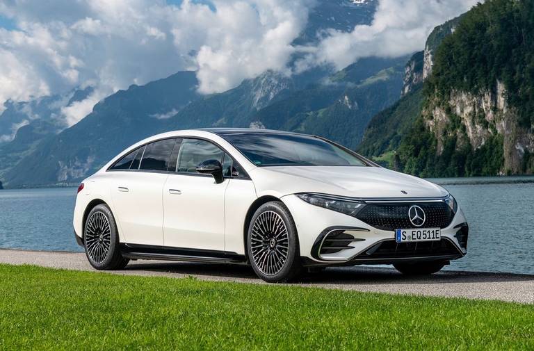  Die elektrische S-Klasse von Mercedes-Benz trägt den Namen EQS und beeindruckt durch überragende Fahreigenschaften.