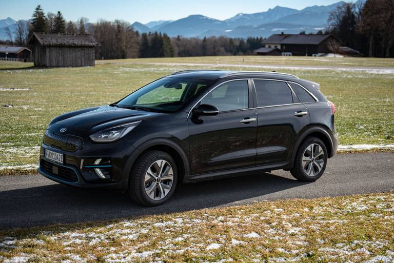 Kia-e-Niro-64-kWh-Front-Side