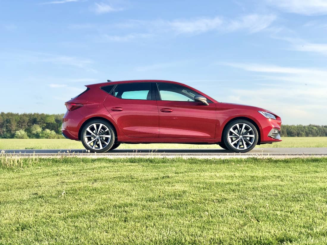 Seat Leon FR eTSI 2020 Desire Red Profile Wiese