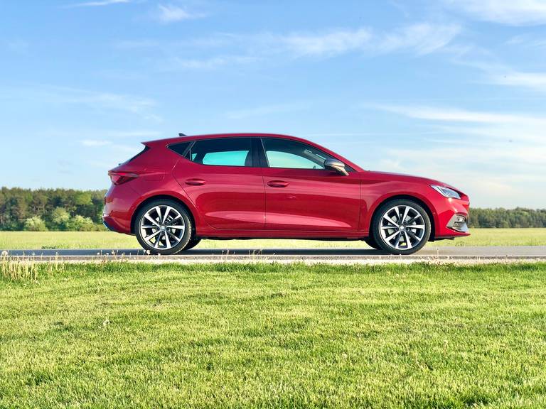 Seat Leon FR eTSI 2020 Desire Red Profile Wiese