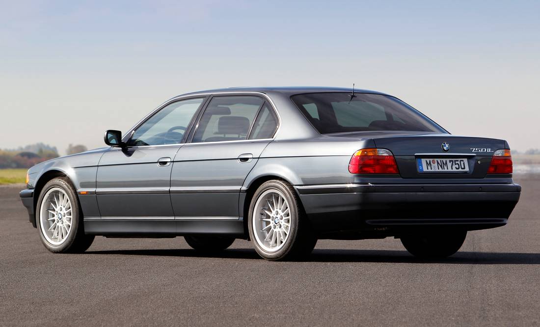 bmw-7-serie-e38-back