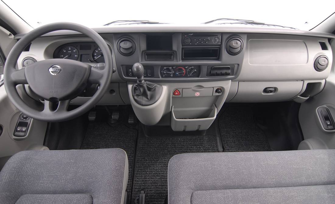 nissan-interstar-interior