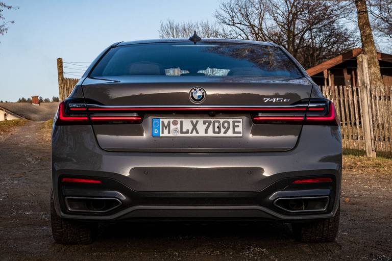 BMW-745e-Rear