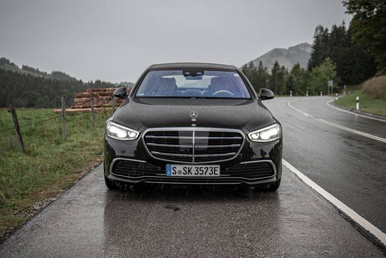 Mercedes-Benz-S-580-e-Hybrid-Front