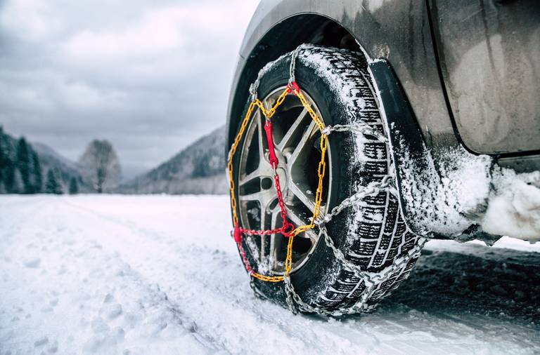  Neben Regeln für Winterreifen, gibt es im europäischen Ausland auch Vorgaben wann und welche Schneeketten montiert werden müssen.