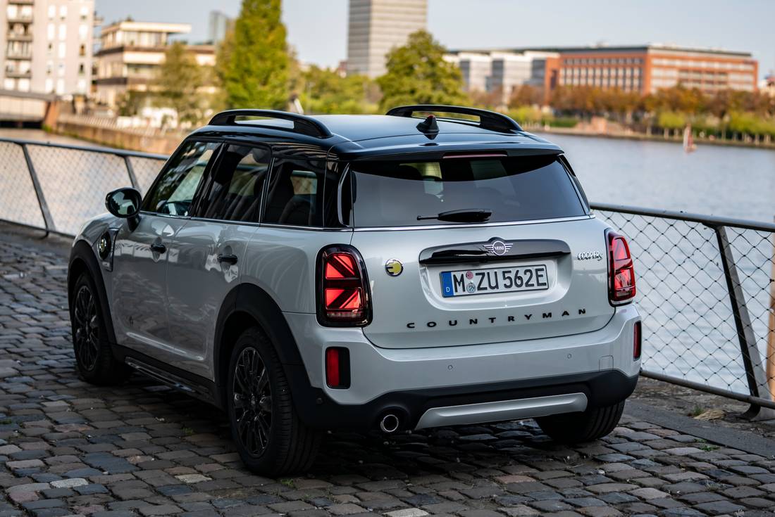 mini-cooper-d-countryman-back