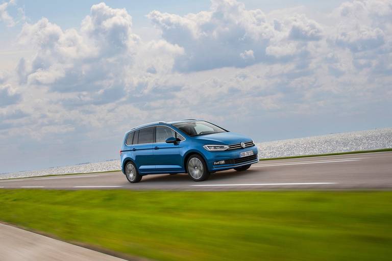  Der VW Touran bietet viel Platz, einen variablen Innenraum und sparsame Motoren – als Neuwagen ebenso wie als Gebrauchter ideal für Familien.