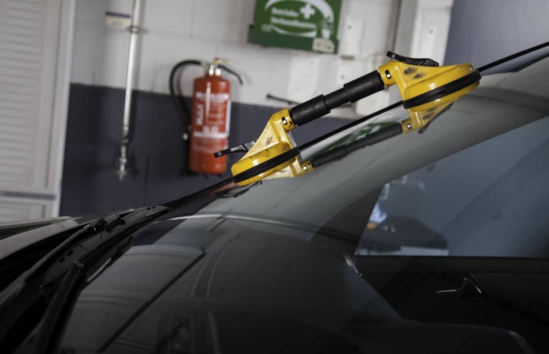  Windshield replacement with the help of experts