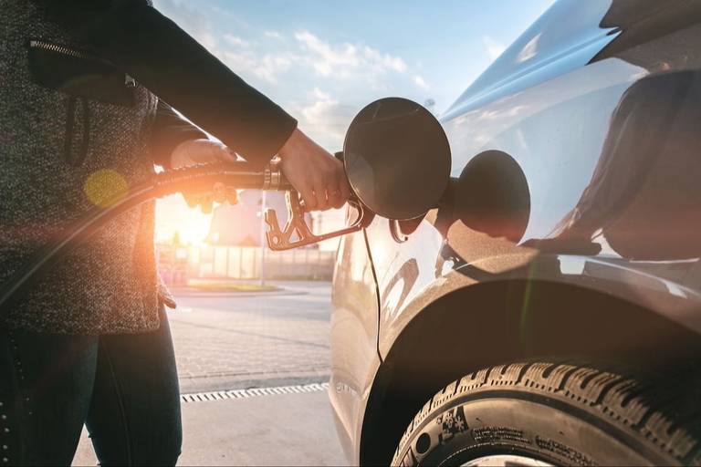  E10-Kraftstoff ist eine Mischung aus herkömmlichem Benzin und Bioethanol und soll seit Ende 2010 helfen, Umwelt und Ressourcen zu schonen.