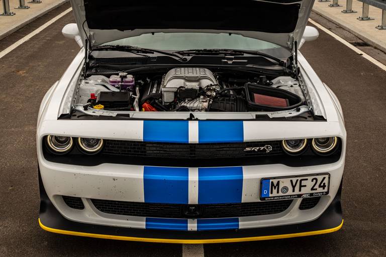 Dodge-SRT-Hellcat-Open-Hood