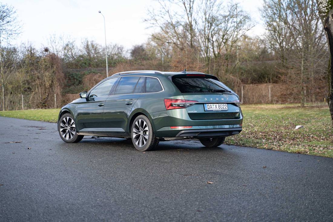  Experts can see the delicate facelift of the Škoda Superb Combi from behind, for example from the broad brand lettering.