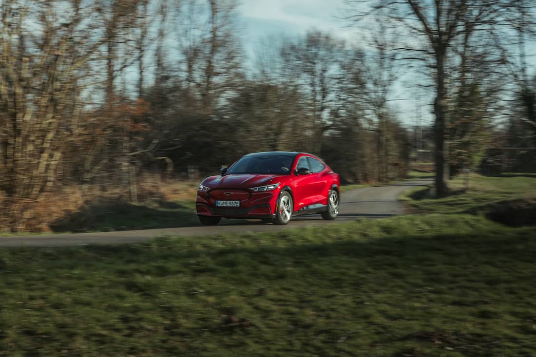 AS24 Ford Mustang Mach-E 2021 rijdend voor