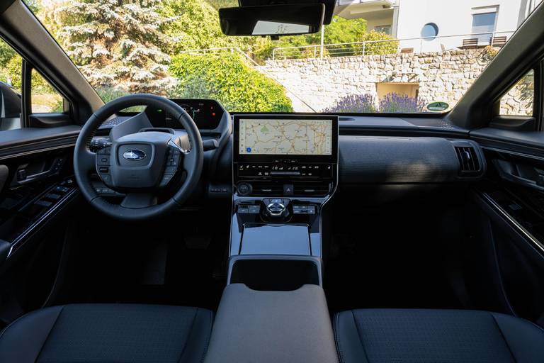  So modern war ein Subaru-Cockpit selten gestaltet. Die Bedienung geht leicht von der Hand, für die Klimasteuerung gibt es weiterhin echte Tasten.