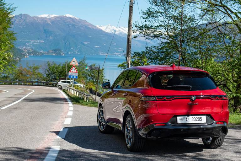  Bleibt am Ende die Frage, ob Alfa Romeo den Tonale nicht lieber direkt als Elektro-SUV hätte bringen sollen. Der 1,5-Liter-Vierzylinder wirkt müde, die milde Hybridisierung trägt ebenfalls nicht zu einer belebenden Fahrdynamik bei.