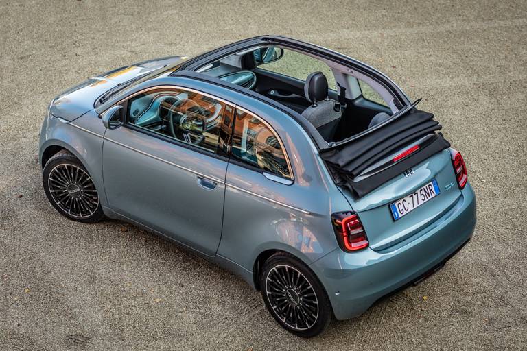  Den Fiat 500 gibt es sogar als Cabrioversion neu für unter 20.000 Euro - er ruft einen Basis-Listenpreis von 19.490 Euro auf.