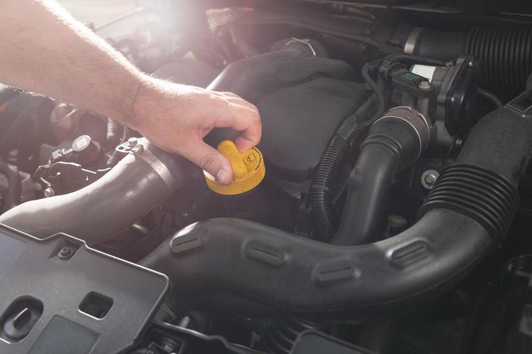 Motoröl kontrollieren: Tipps zum Ölstandprüfen - AutoScout24