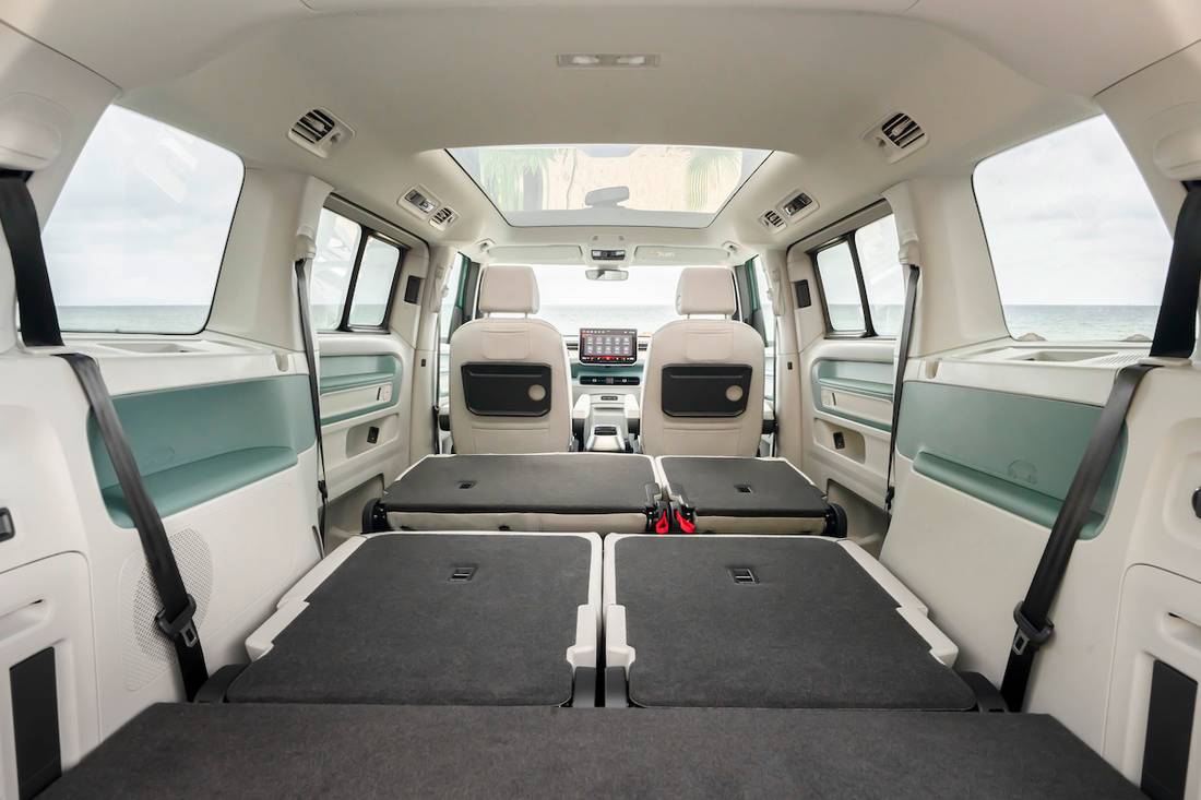 Volkswagen ID.Buzz LWB (2023) interior 2
