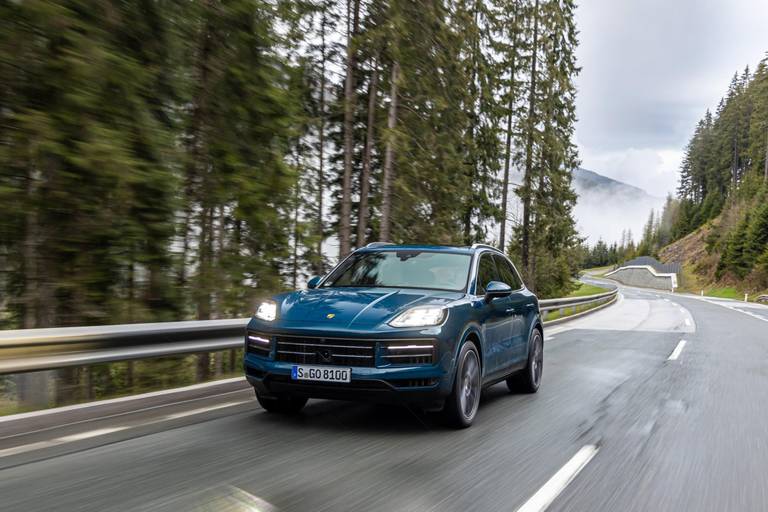  Porsche speaks of the Cayenne facelift as one of the most extensive product revisions in the company's history.  There is hardly a part that has not been touched by the engineers.  New: Optional HD Matrix LED headlights.