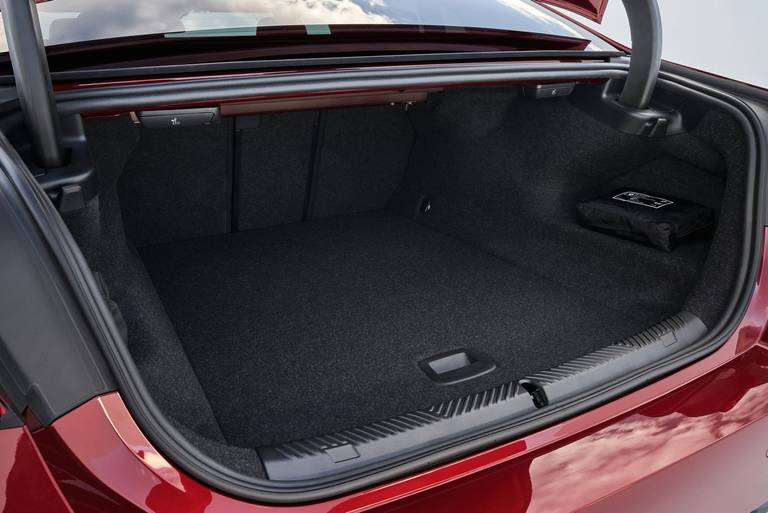  Der Kofferraum des BMW i5 fasst 490 Liter und damit nur 30 Liter weniger als bei den Verbrenner-Varianten. Die Anhängelast beträgt 2.000 Kilogramm.