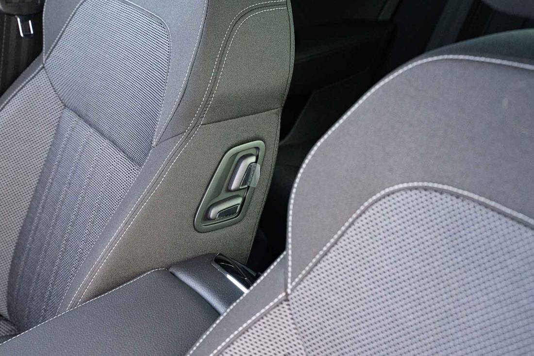  Cloth seats are back in fashion, and the interior is then called: vegan.  Seats and freedom of movement are very comfortable in any case.