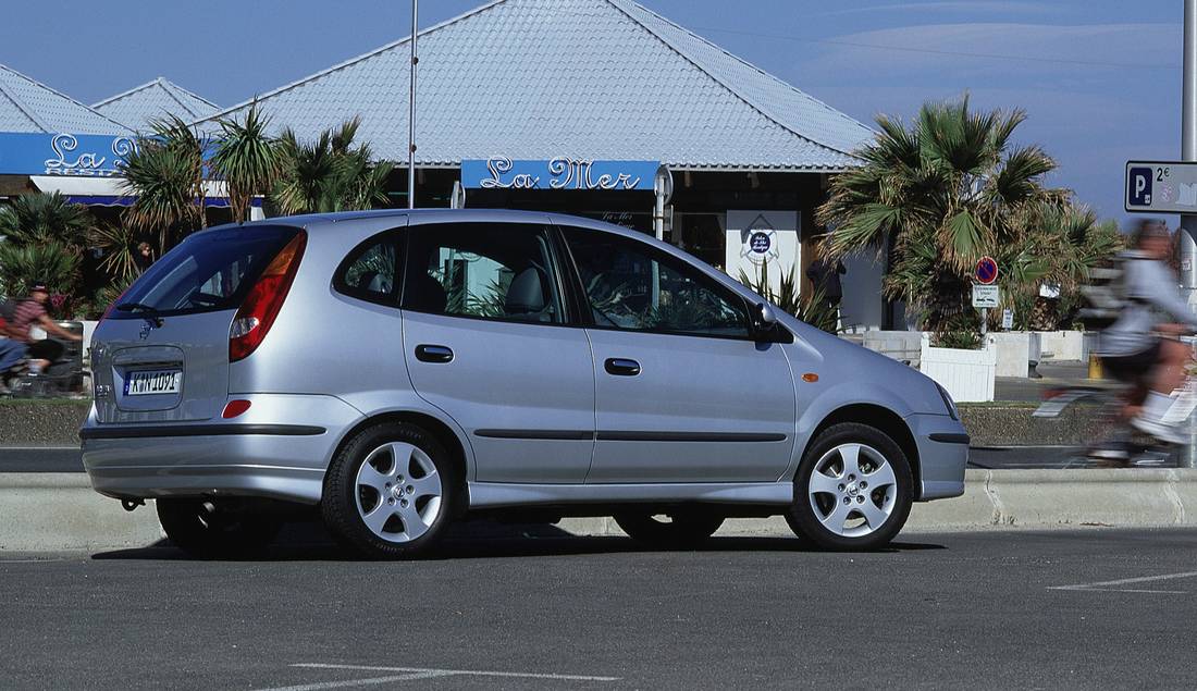 nissan-almera-tino-side