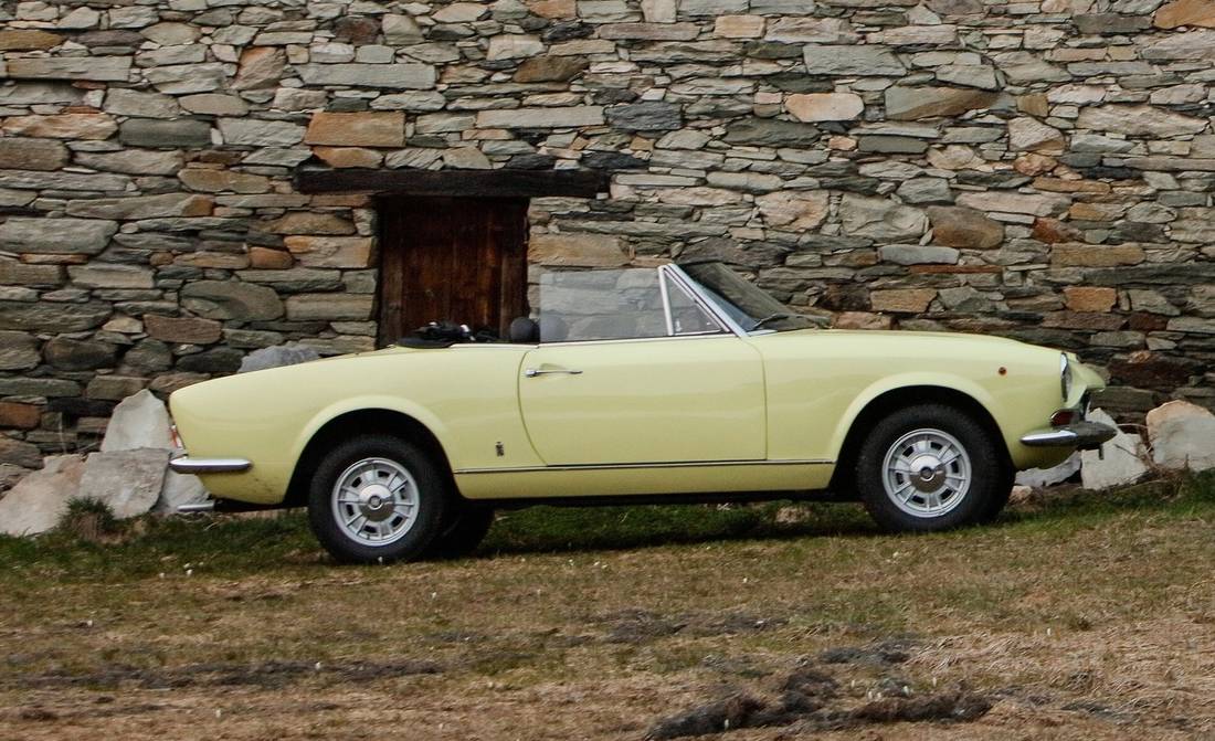 fiat-124-sport-spider-pininfarina-side