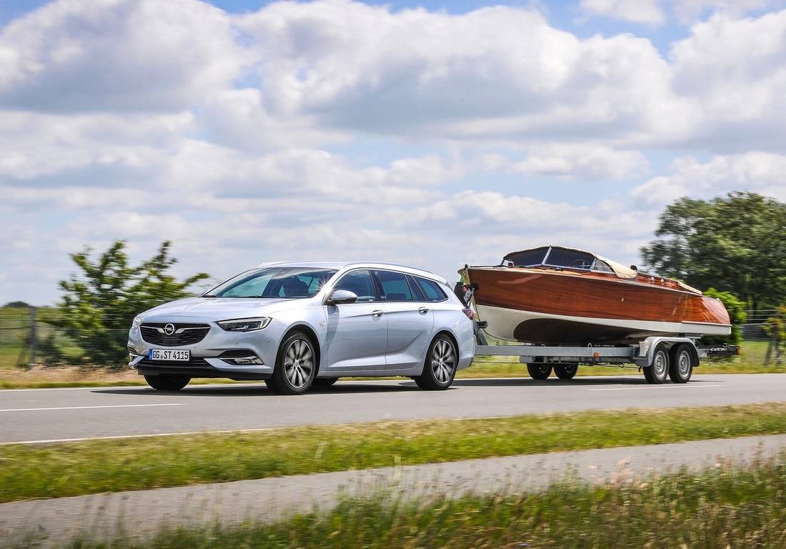 opel-insignia-sports-tourer-side