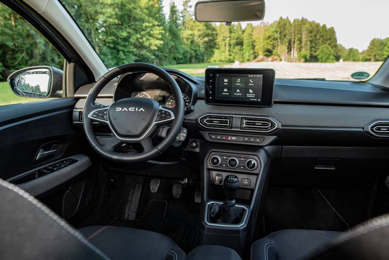  Ab der Ausstattungslinie Expression zieht auch so etwas wie sachlicher Luxus in den Dacia Sandero ein.