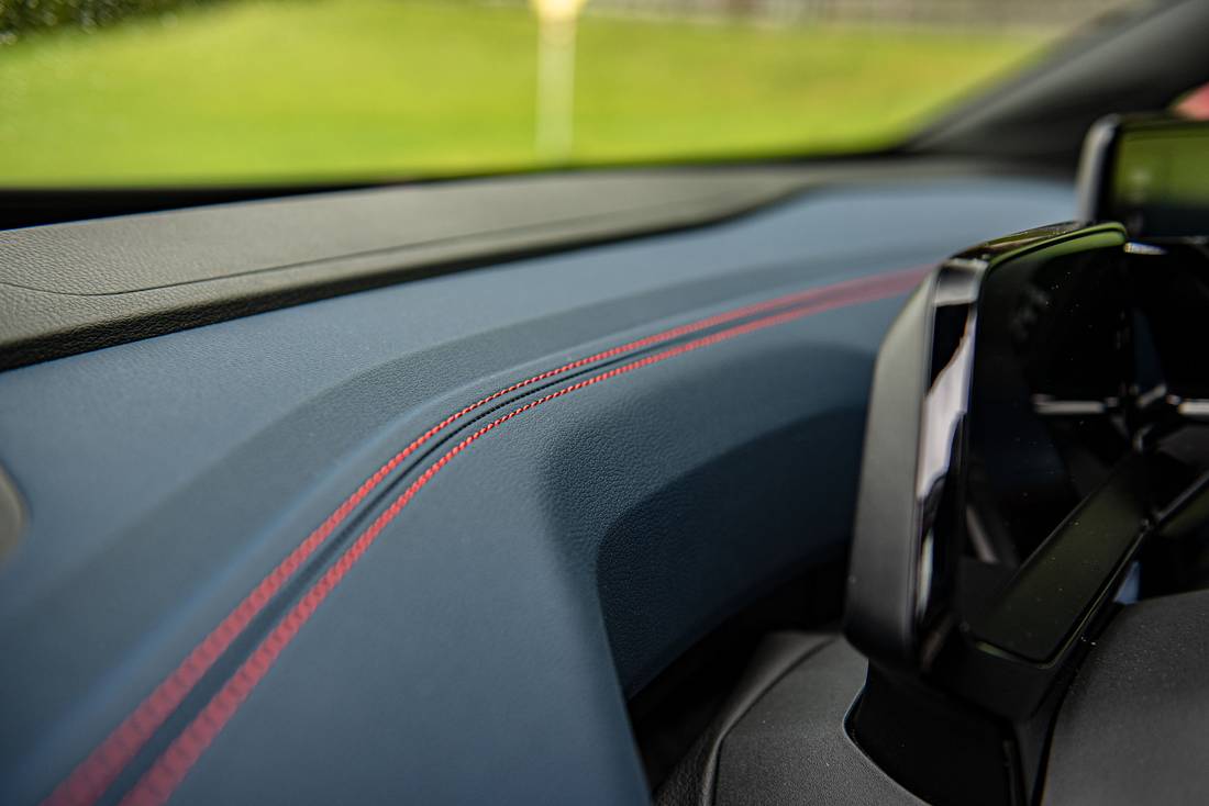  Der GTI ist tot, es lebe der GTX.  Immerhin die roten Ziernähte auf dem Armaturenbrett erinnern noch an den Gran Turismo Injektion.