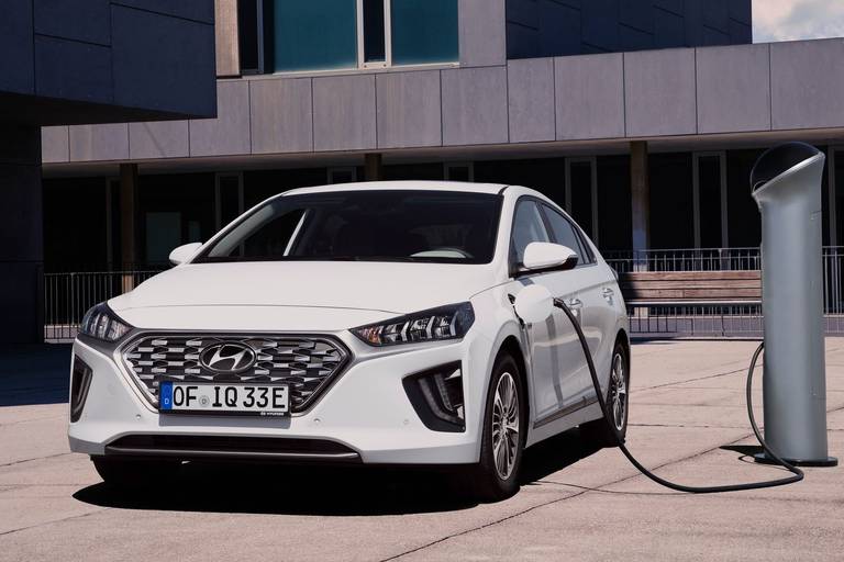  Das im Vergleich günstigste Plug-in-Hybrid ist der Hyundai Ioniq mit einem Basispreis von 32.000 Euro.