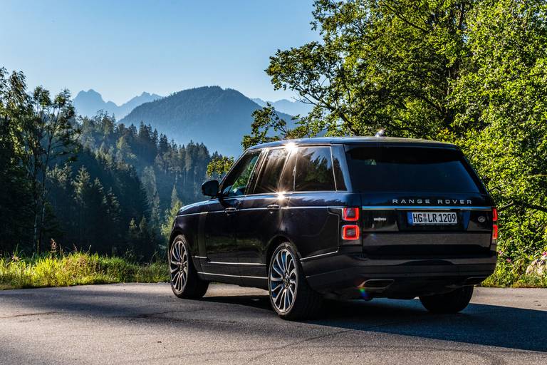  Der Land Rover Range Rover besitzt mit 818 Liter beachtliches SUV-Kofferraumvolumen