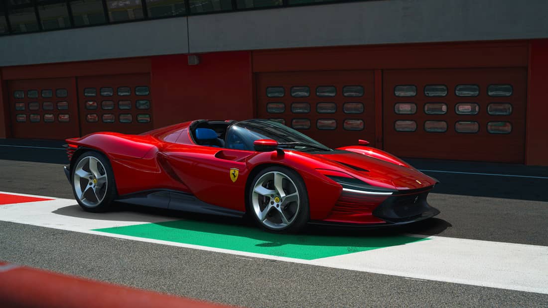  Der Ferrari Daytona fährt als SP3 Spider mit V12-Motor in limitierter Auflage vor. Kostenpunkt etwa 2 Millionen Euro.