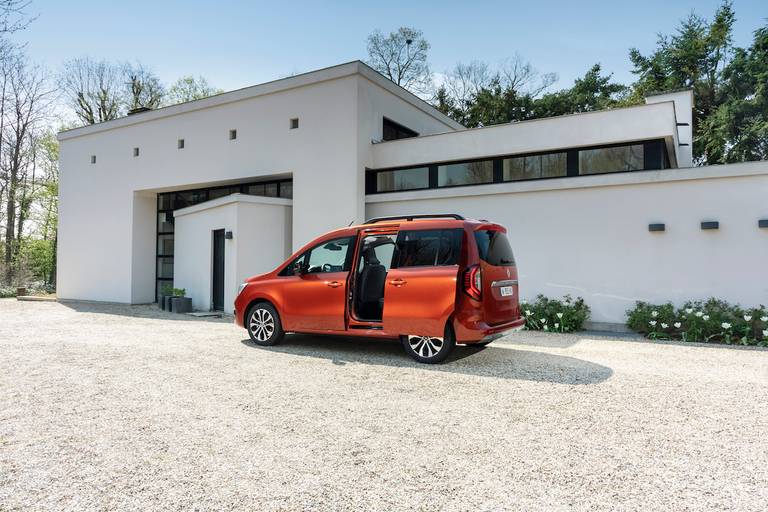  Besitzt die wohl breiteste Schiebetüre unter den Familienvans - der Renault Kangoo.