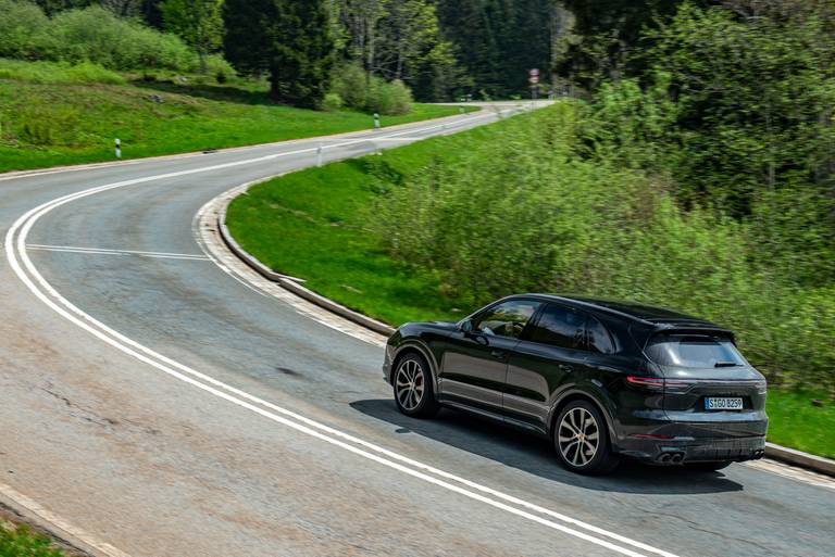  Wo du dich im ersten GTS beim Kurvenfahren noch etwas mehr anstrengen musst, glänzt das Gran Turismo Sport-SUV der Gegenwart mit gekonnter Leichtigkeit. Nicht nur die fahrdynamischen Komponenten sind spürbar präziser, auch die Karosserie wirkt deutlich steifer.