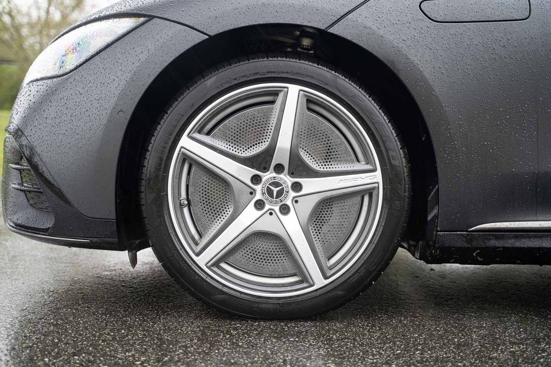  Überzeugend, sogar auf Schnee: Die Kombination aus Sommerreifen in spezieller E-Mischung und das superbe Fahrwerk des EQE.
