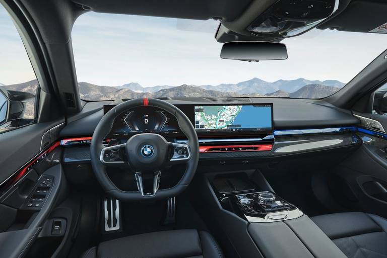  Im Innenraum gibt es zwei XXL-Displays für den Tacho und das Infotainment-System - elegant zusammengeführt und optisch als Einheit auftretend. An der echten Klima-Bedienung hätte man aber ruhig festhalten können.