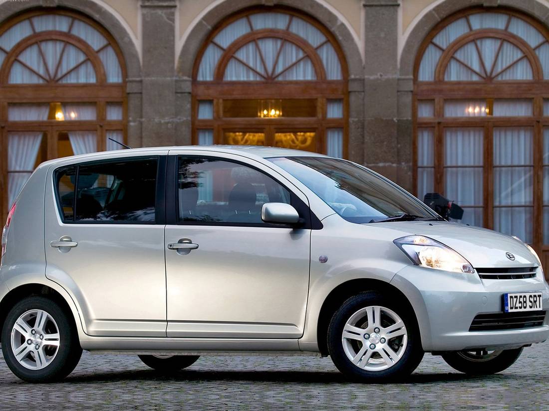 daihatsu-sirion-side