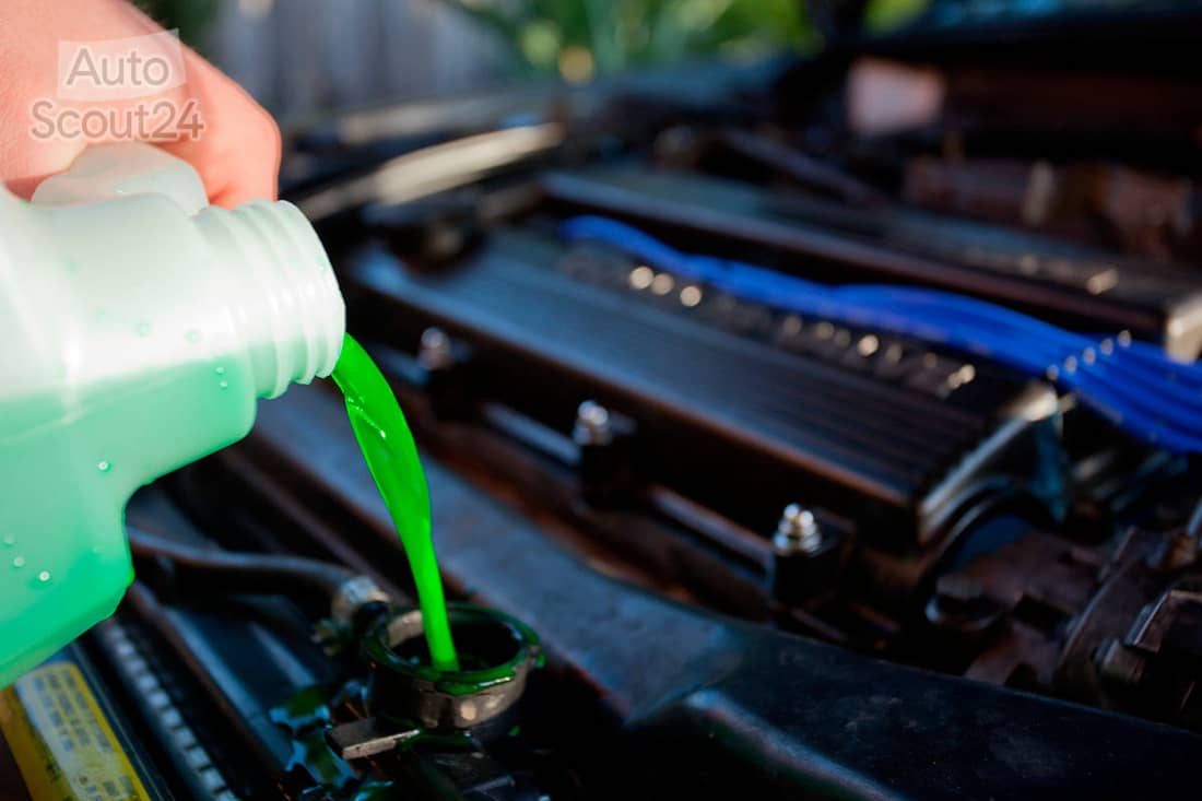 Kühlwasser läuft beim Auto aus: Ursachen und was man tun sollte