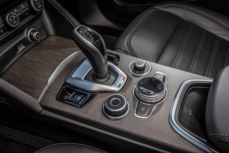 Alfa-Romeo-Stelvio-2022-Center