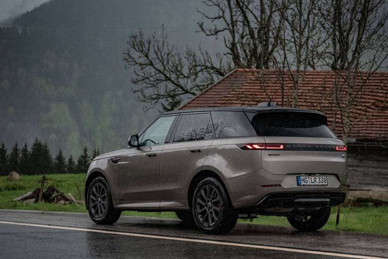  Billig ist der Spaß nicht zu haben: Der Range Rover Sport D350 AWD startet ab 126.100 Euro.